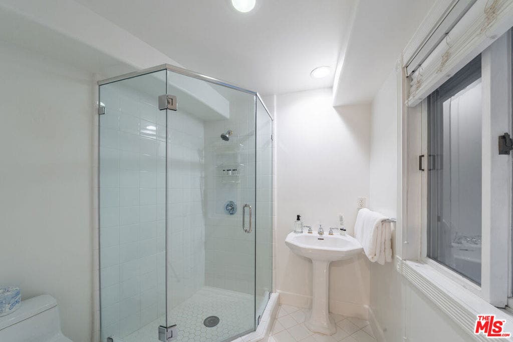 1425 N Tigertail Road, Los Angeles, CA 90049 1425 N Tigertail Road, Los Angeles, CA 90049