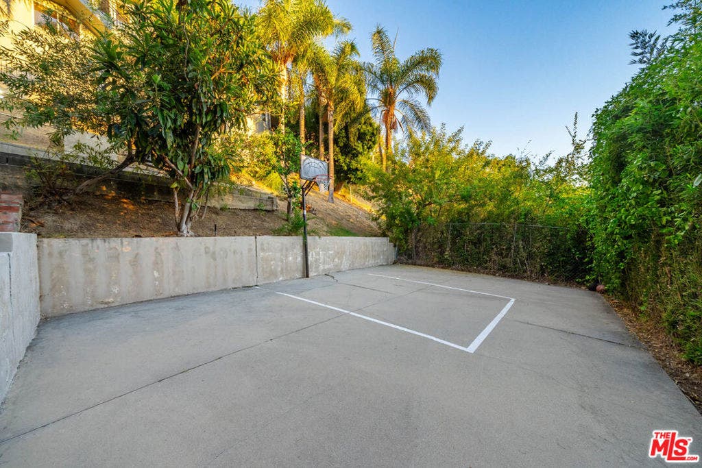1425 N Tigertail Road, Los Angeles, CA 90049 1425 N Tigertail Road, Los Angeles, CA 90049
