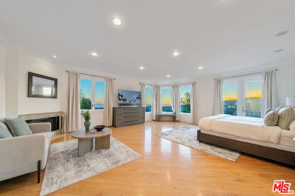 1425 N Tigertail Road, Los Angeles, CA 90049 1425 N Tigertail Road, Los Angeles, CA 90049