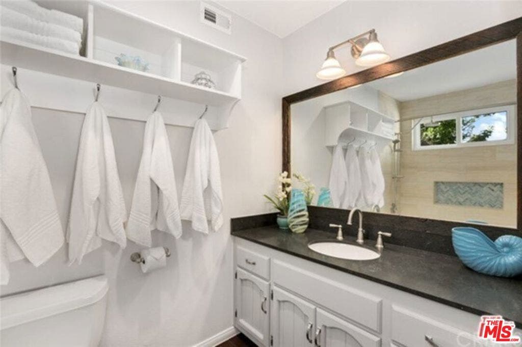 710 N GUADALUPE Avenue, #6, Redondo Beach, CA 90277 710 N GUADALUPE Avenue, #6, Redondo Beach, CA 90277