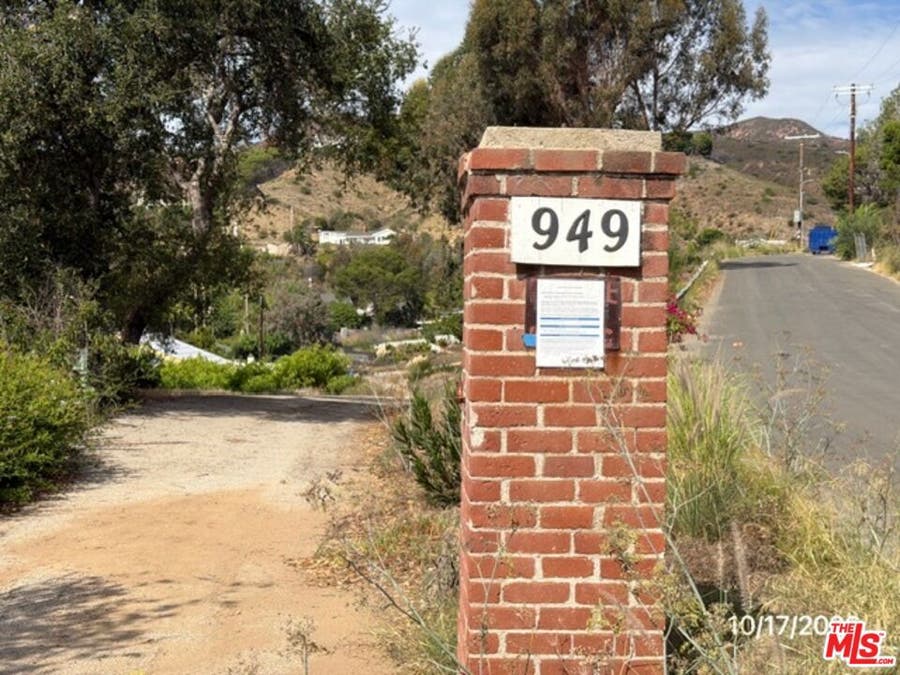 Property photo for 949 Las Lomas Avenue, Pacific Palisades, CA