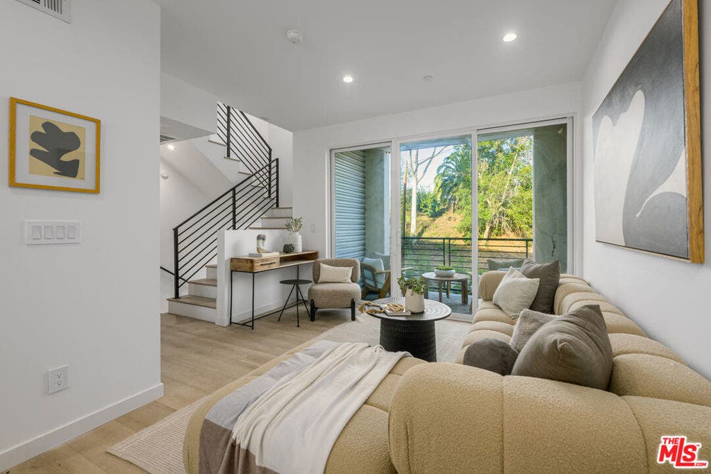 5853 Westside Crossing Lane, Los Angeles, CA 90034 5853 Westside Crossing Lane, Los Angeles, CA 90034