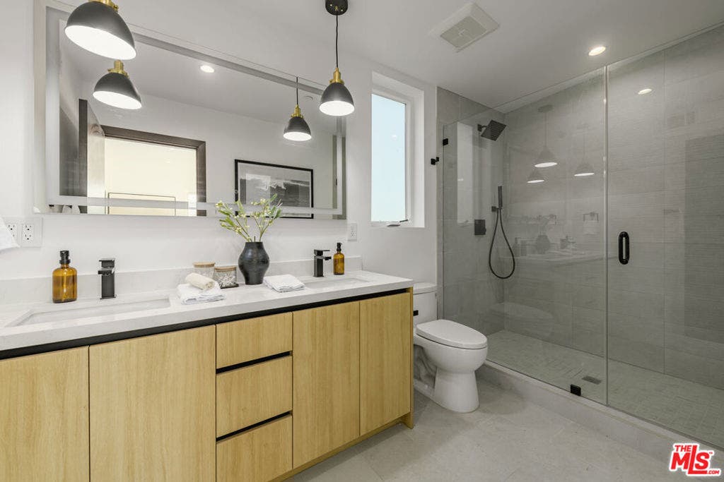 5853 Westside Crossing Lane, Los Angeles, CA 90034 5853 Westside Crossing Lane, Los Angeles, CA 90034