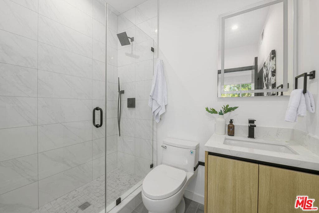 5853 Westside Crossing Lane, Los Angeles, CA 90034 5853 Westside Crossing Lane, Los Angeles, CA 90034