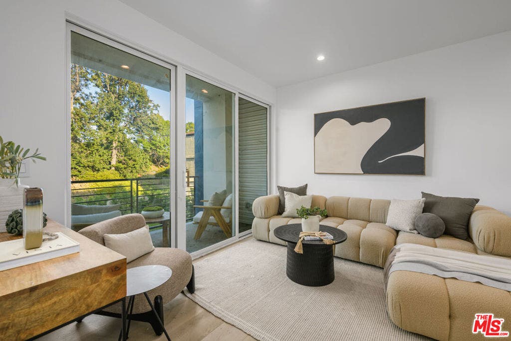 5853 Westside Crossing Lane, Los Angeles, CA 90034 5853 Westside Crossing Lane, Los Angeles, CA 90034