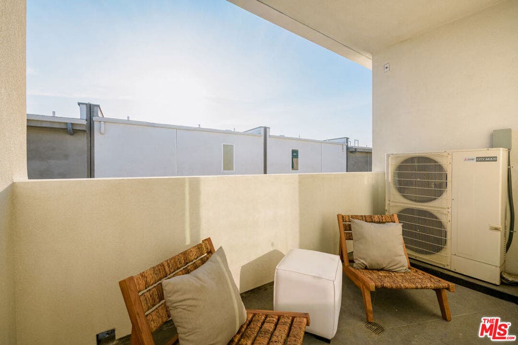 5853 Westside Crossing Lane, Los Angeles, CA 90034 5853 Westside Crossing Lane, Los Angeles, CA 90034