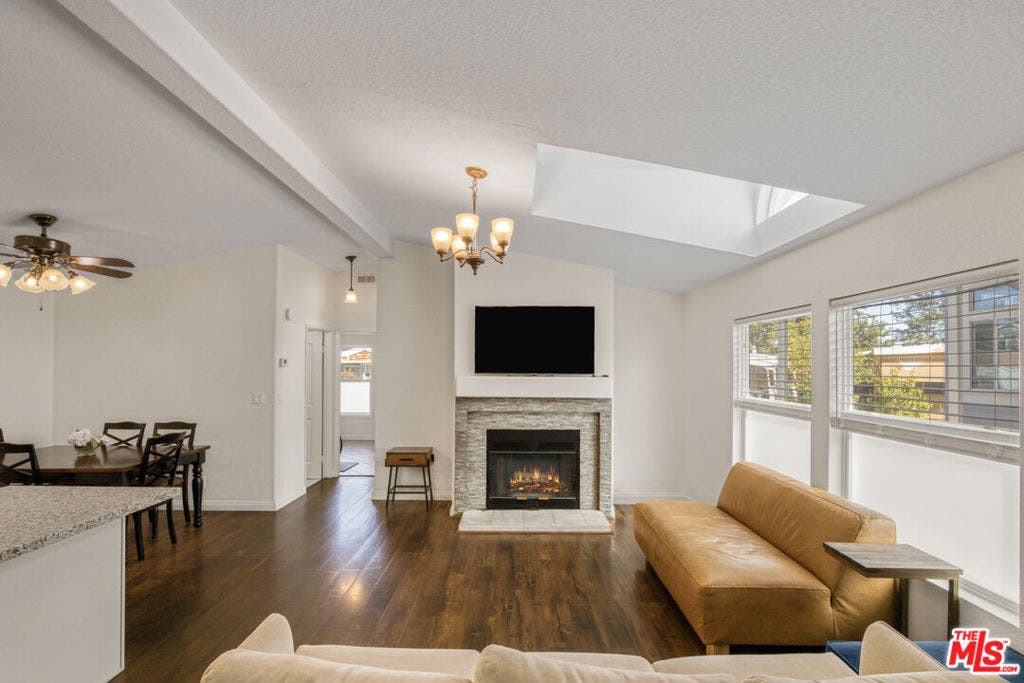 Vaulted ceilings. Natural ligh