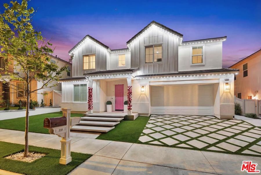 Property photo for 18112 Tableau Way, Santa Clarita, CA