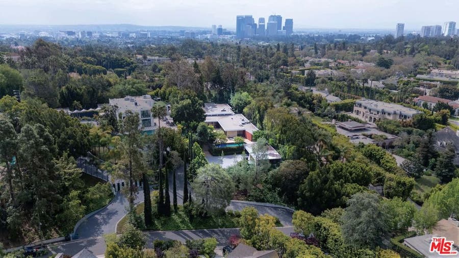 Property photo for 1022 Summit Drive, Beverly Hills, CA