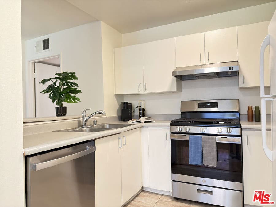 Property photo for 326 S Manhattan Place, #104, Los Angeles, CA