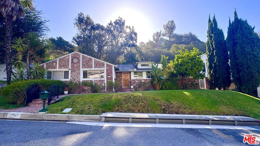 Property photo for 1546 San Ysidro Drive, Beverly Hills, CA
