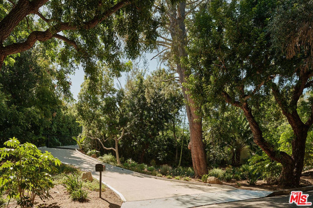 1035 Summit Drive, Beverly Hills, CA 90210 1035 Summit Drive, Beverly Hills, CA 90210