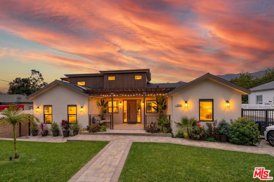 Property photo for 2806 Manhattan Avenue, La Crescenta, CA