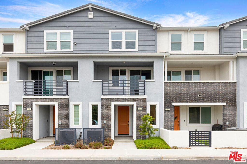 220 Lockhart Way, West Covina, CA 91790 220 Lockhart Way, West Covina, CA 91790