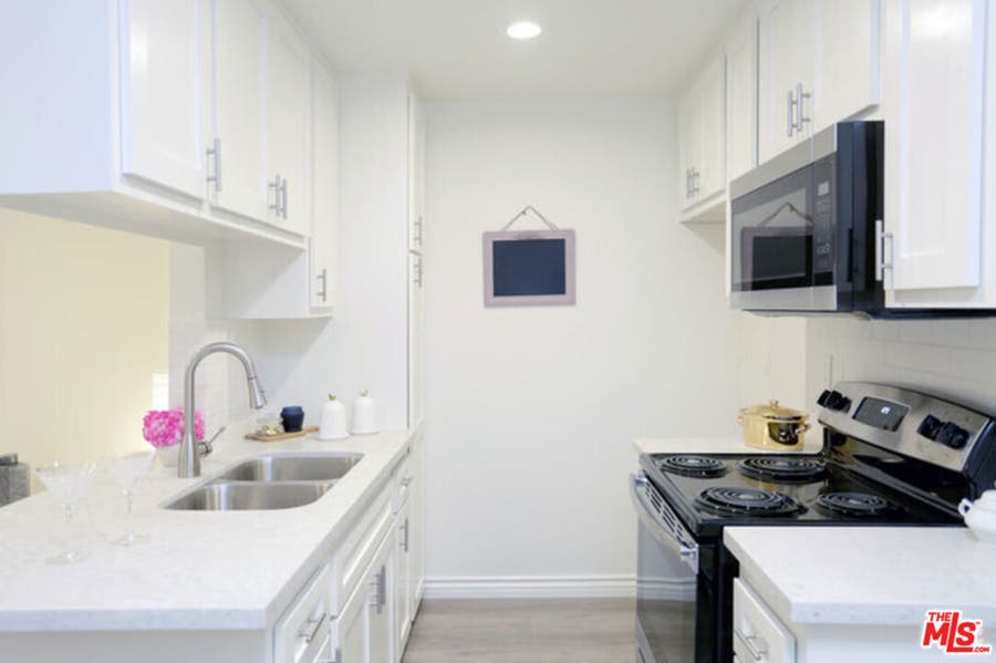 Property photo for 550 S Manhattan Place, Los Angeles, CA