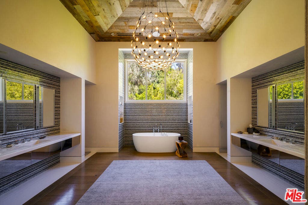 9910 Tower Lane, Los Angeles, CA 90210 9910 Tower Lane, Los Angeles, CA 90210