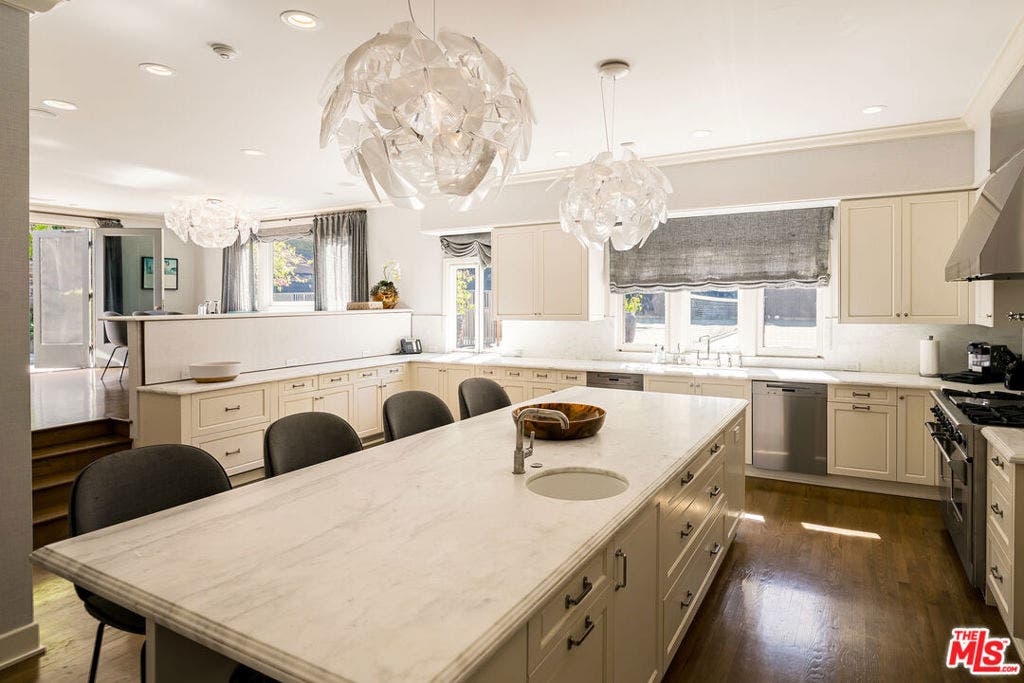 9910 Tower Lane, Los Angeles, CA 90210 9910 Tower Lane, Los Angeles, CA 90210