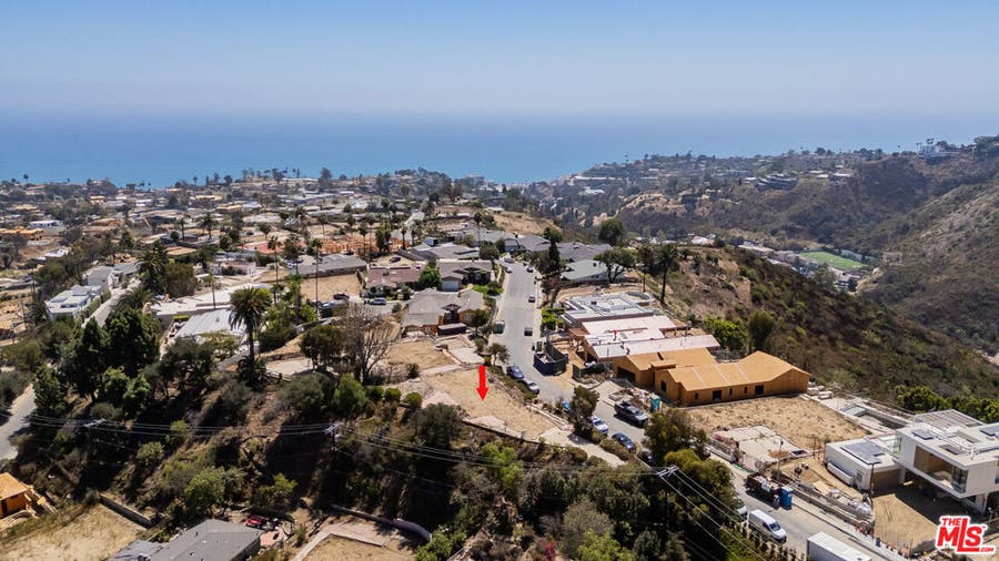 Property photo for 922 Enchanted Way, Pacific Palisades, CA