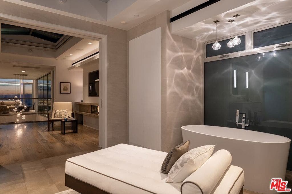 2505 Ocean Front Walk, Venice, CA 90291 Primary retreat spa-bath