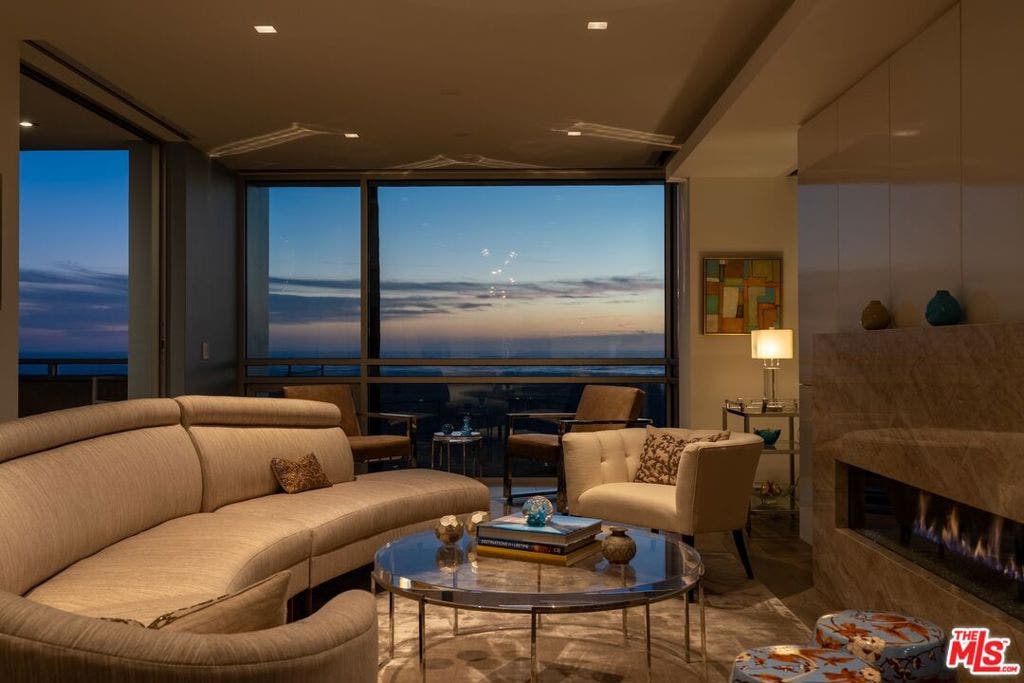 2505 Ocean Front Walk, Venice, CA 90291 Living room at dusk