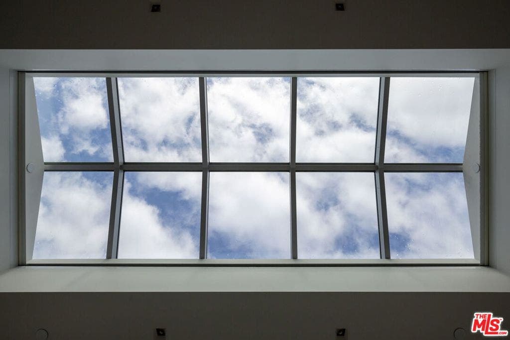2505 Ocean Front Walk, Venice, CA 90291 Primary retreat skylight