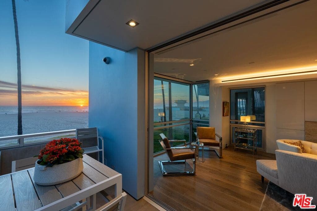2505 Ocean Front Walk, Venice, CA 90291 Living room balcony