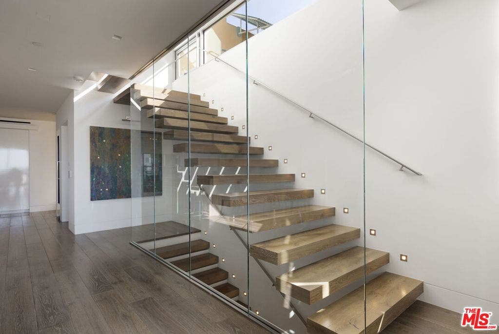 2505 Ocean Front Walk, Venice, CA 90291 Floating staircase