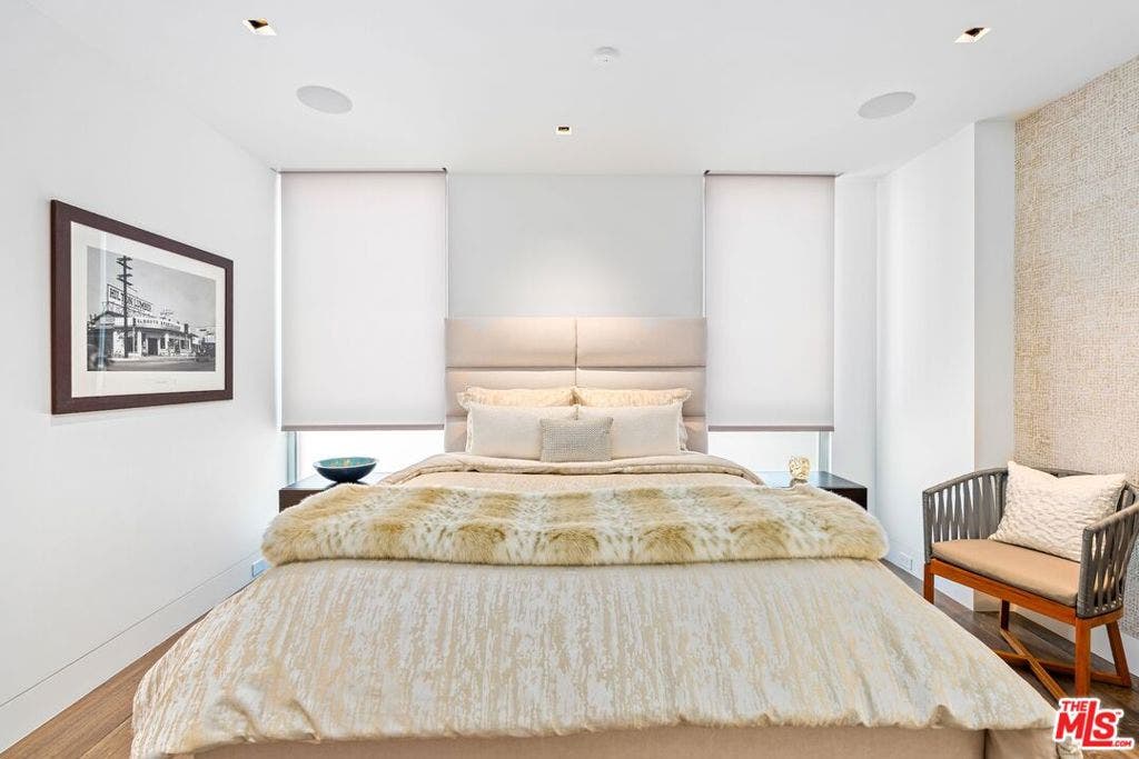 2505 Ocean Front Walk, Venice, CA 90291 Guest bedroom