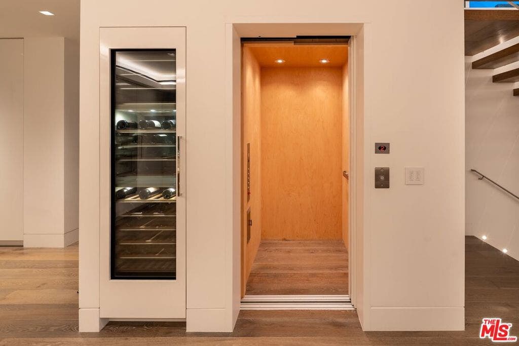 2505 Ocean Front Walk, Venice, CA 90291 Wine storage, elevator