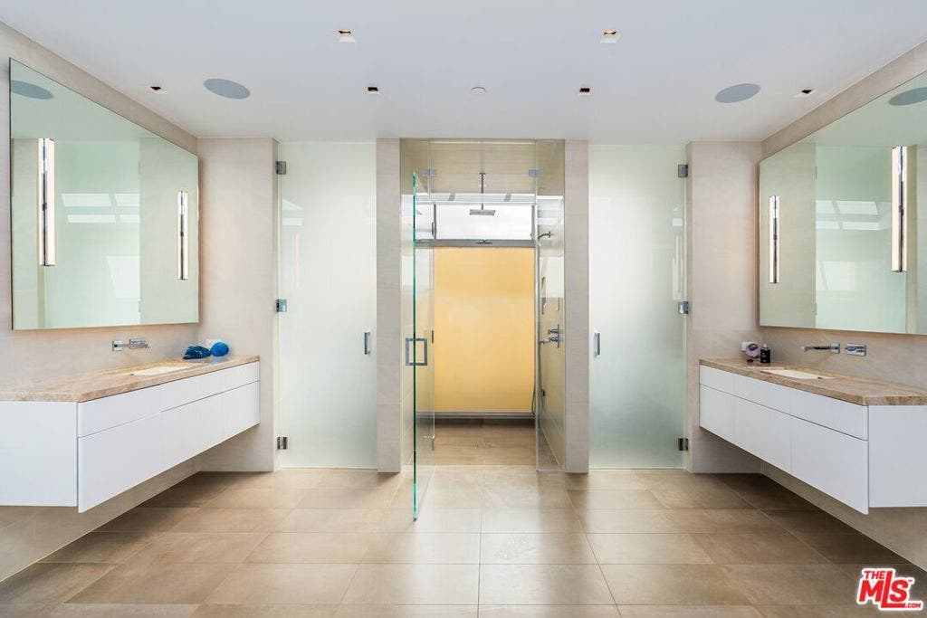 2505 Ocean Front Walk, Venice, CA 90291 Primary retreat spa-bath