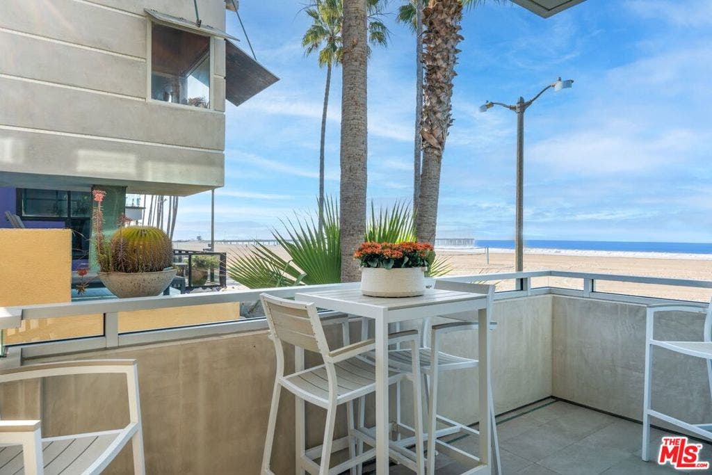 2505 Ocean Front Walk, Venice, CA 90291 Living room balcony
