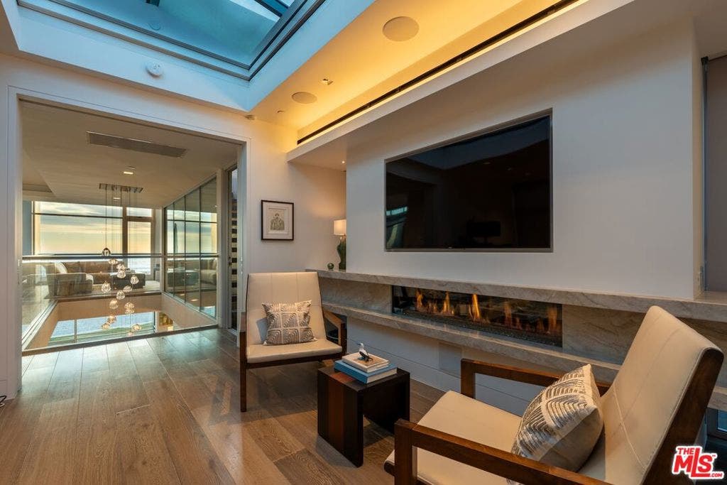 2505 Ocean Front Walk, Venice, CA 90291 Primary retreat fireplace