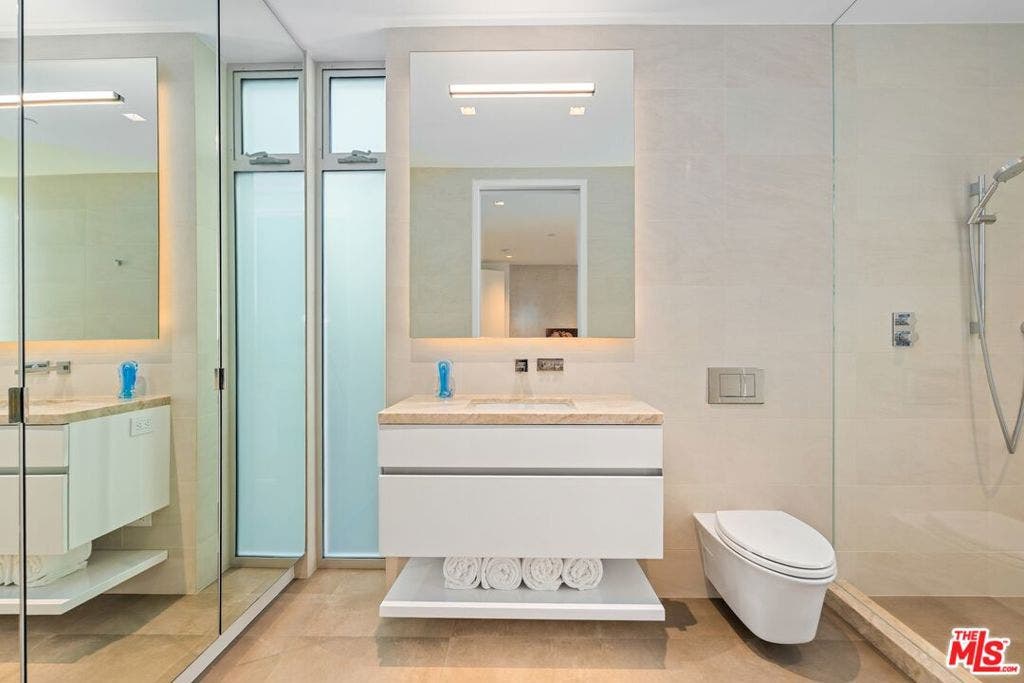 2505 Ocean Front Walk, Venice, CA 90291 Guest bedroom en suite