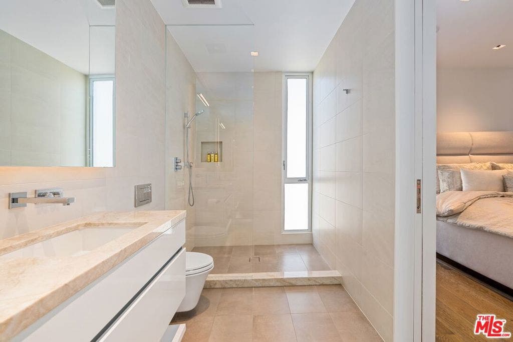 2505 Ocean Front Walk, Venice, CA 90291 Guest bedroom en suite
