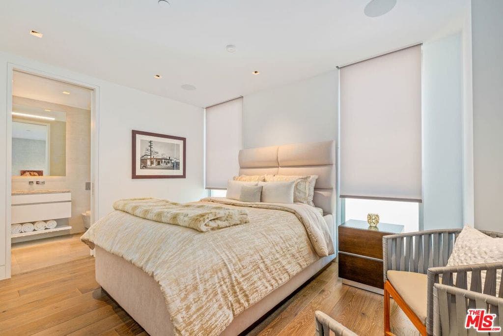2505 Ocean Front Walk, Venice, CA 90291 Guest bedroom