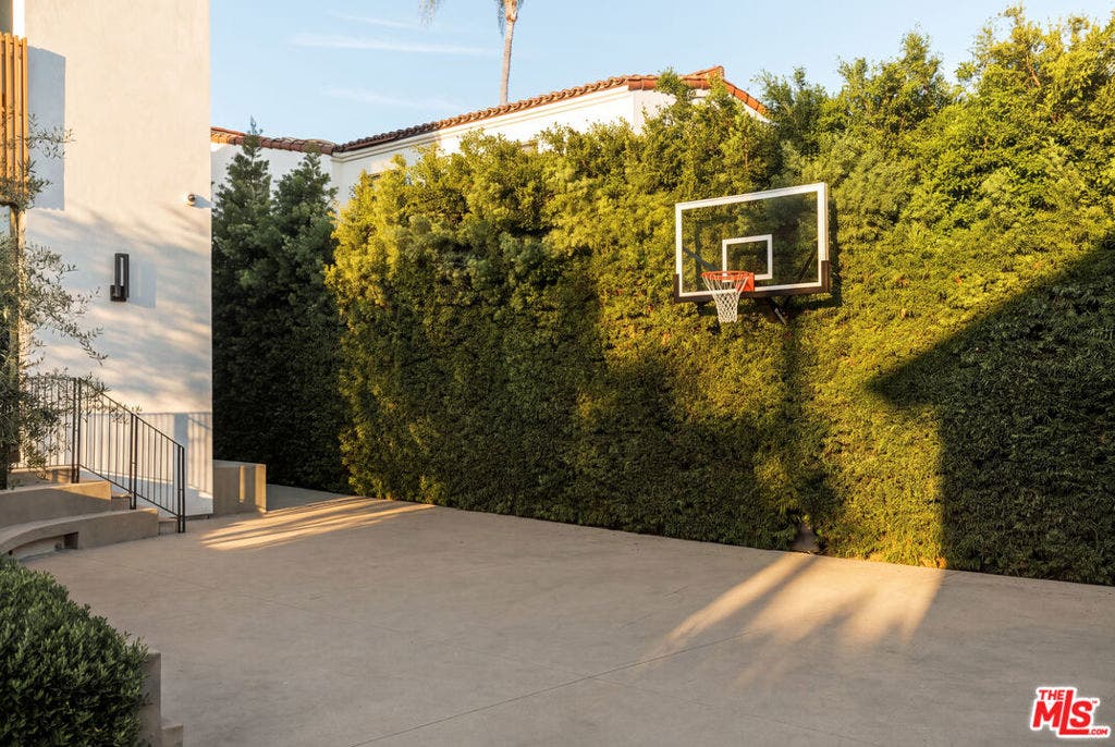 709 Walden Drive, Beverly Hills, CA 90210