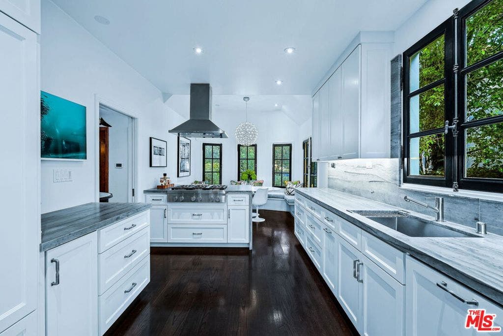 343 S Bundy Drive, Los Angeles, CA 90049 343 S Bundy Drive, Los Angeles, CA 90049