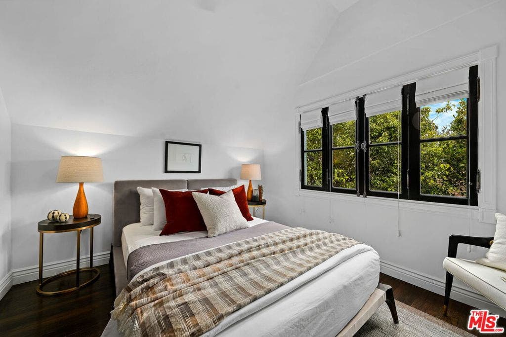 343 S Bundy Drive, Los Angeles, CA 90049 343 S Bundy Drive, Los Angeles, CA 90049