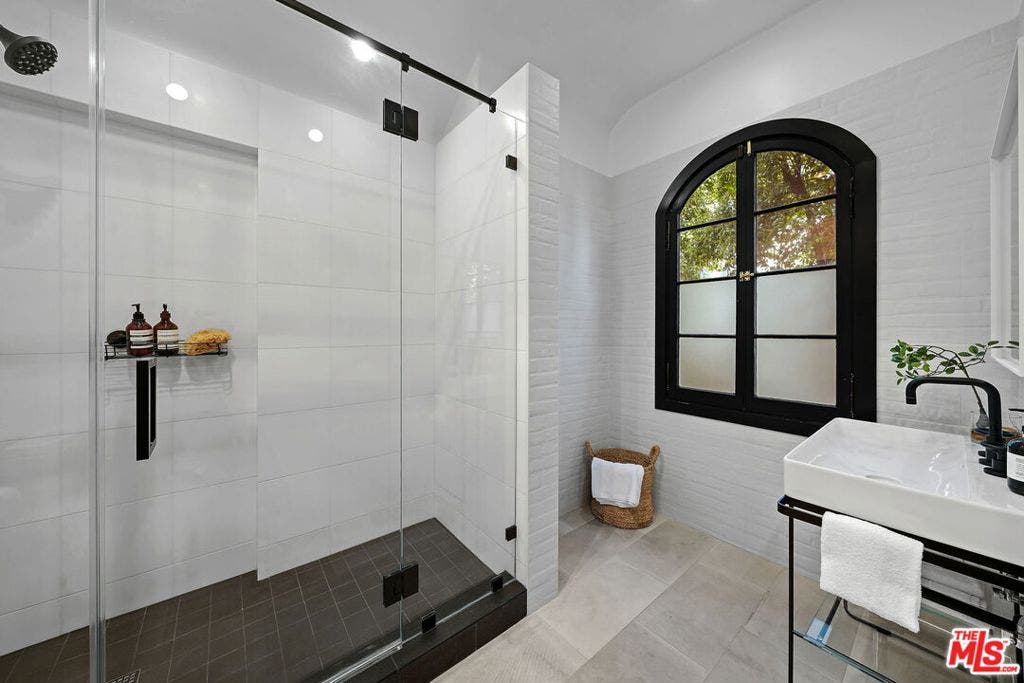 343 S Bundy Drive, Los Angeles, CA 90049 343 S Bundy Drive, Los Angeles, CA 90049
