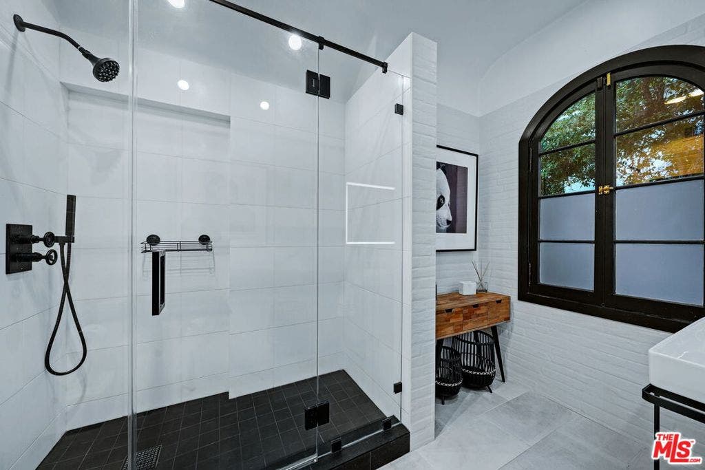 343 S Bundy Drive, Los Angeles, CA 90049 343 S Bundy Drive, Los Angeles, CA 90049