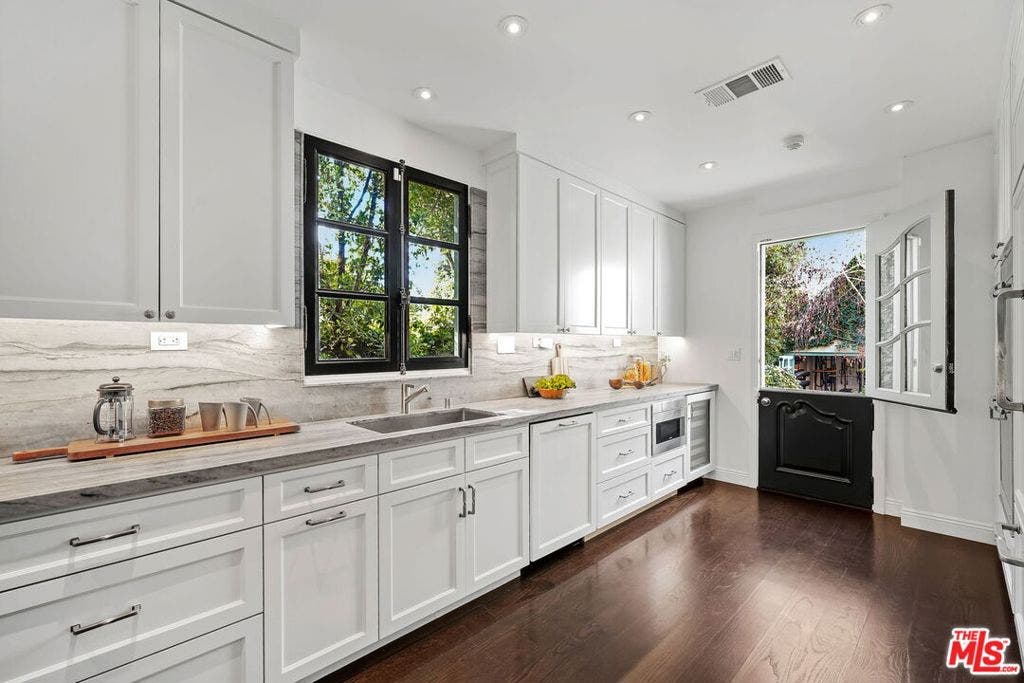 343 S Bundy Drive, Los Angeles, CA 90049 343 S Bundy Drive, Los Angeles, CA 90049