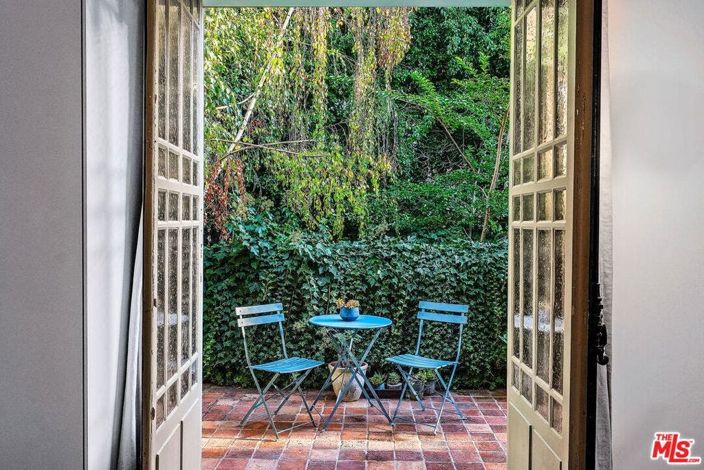 343 S Bundy Drive, Los Angeles, CA 90049 343 S Bundy Drive, Los Angeles, CA 90049