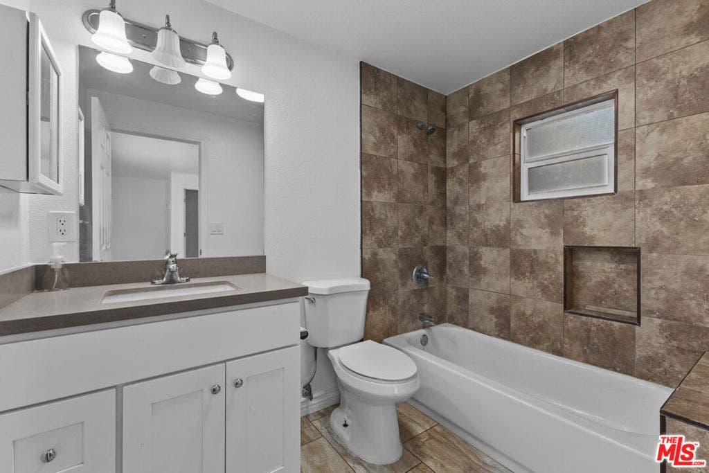 4014 N 3rd Avenue, San Bernardino, CA 92407 2nd Unit- Bahroom