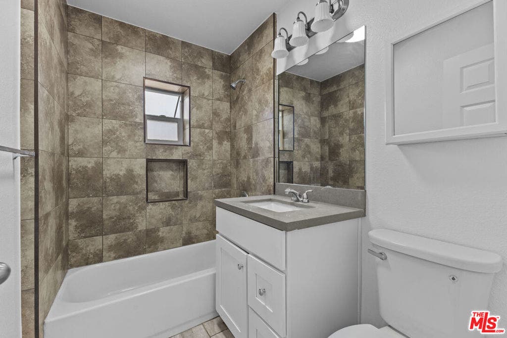 4014 N 3rd Avenue, San Bernardino, CA 92407 Main- Bathroom