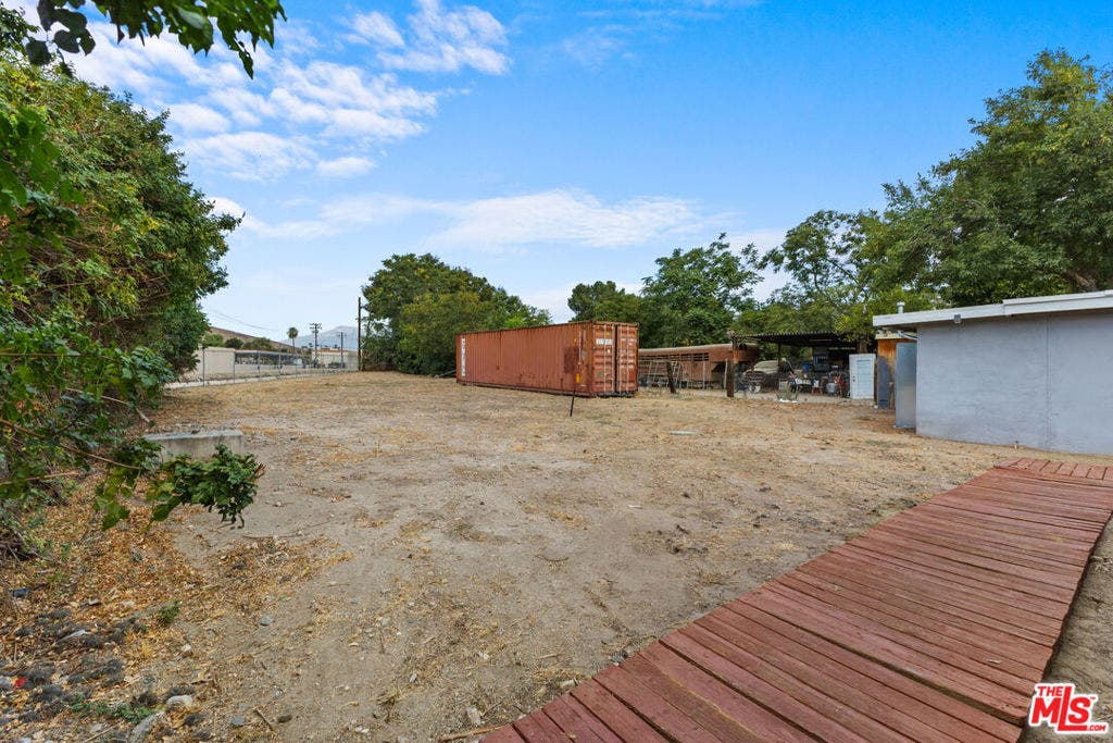 4014 N 3rd Avenue, San Bernardino, CA 92407 Unit 2 walkway