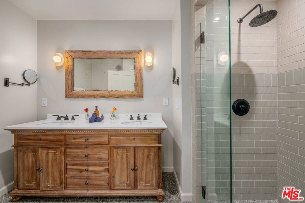 15 30th Avenue, Los Angeles, CA 90291