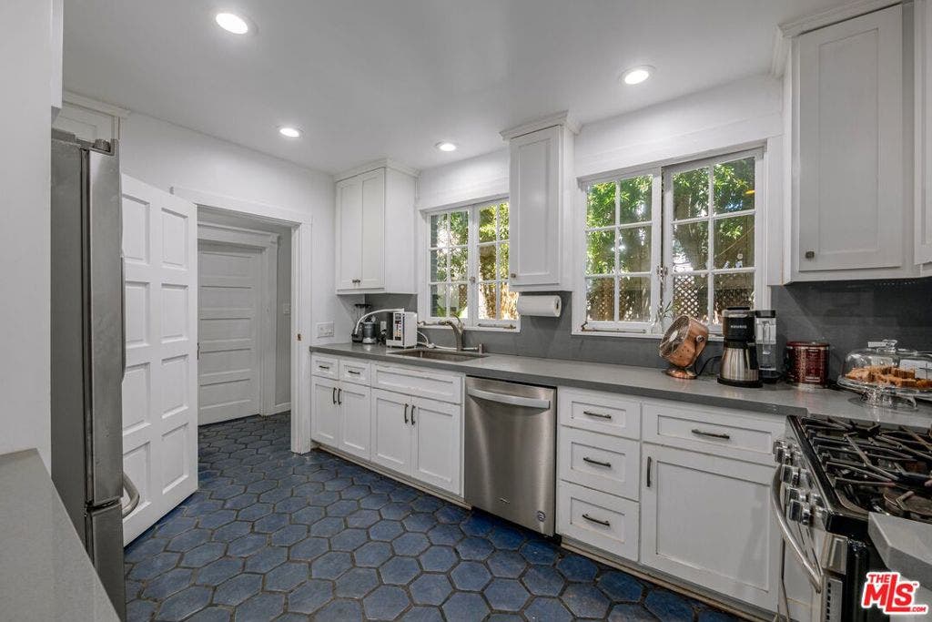15 30th Avenue, Los Angeles, CA 90291