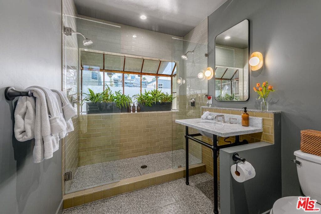 15 30th Avenue, Los Angeles, CA 90291