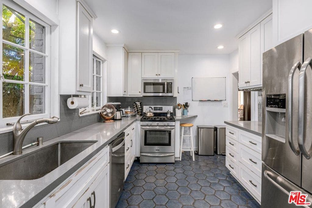 15 30th Avenue, Los Angeles, CA 90291