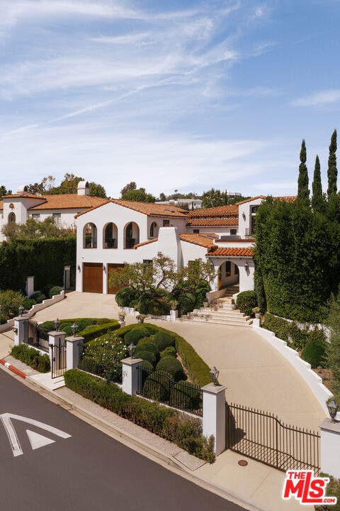 124 N Woodburn Drive, Los Angeles, CA 90049